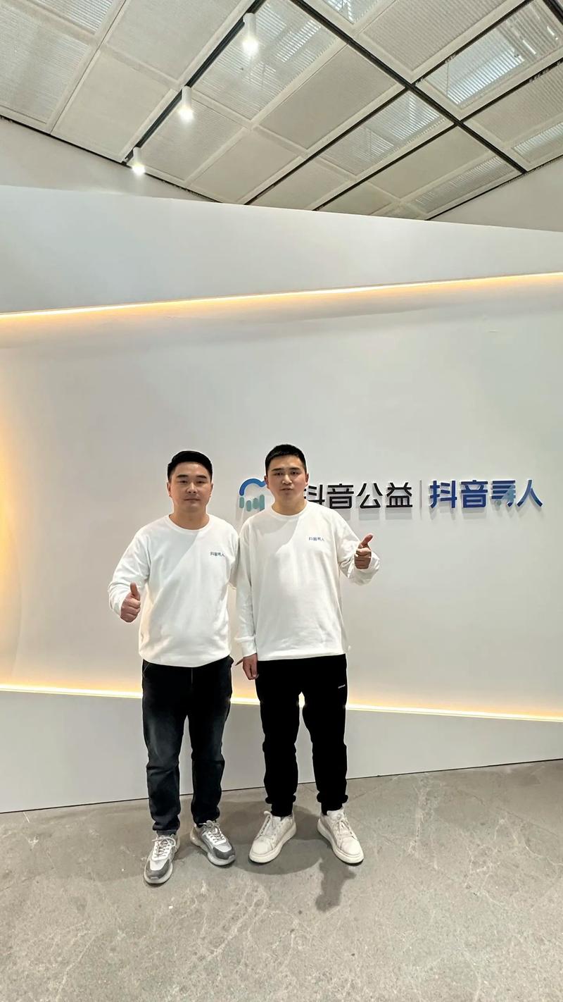 **打造抖音热门短视频:真人粉丝助力,事业飞跃新高度**